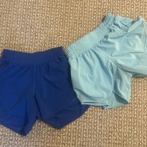 comes with both shorts almost new condition, no stains, barely worn